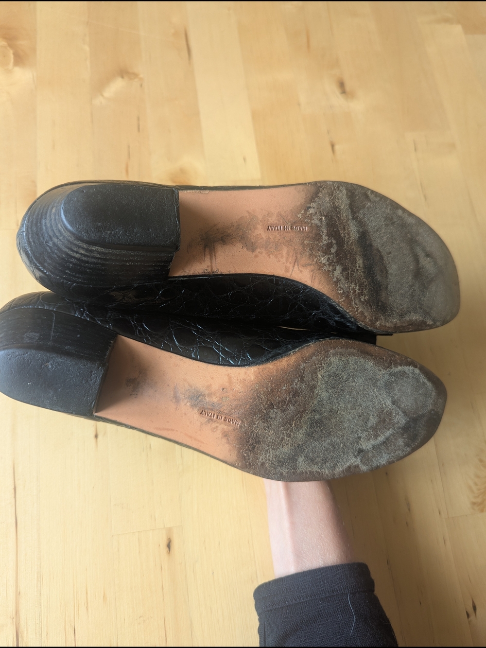 Salvatore Ferragamo Black Leather Vara Bow Low Heel Pumps - Size 9 - Picture 4 of 6